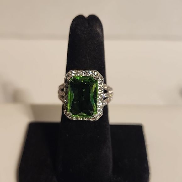 HUGE GREEN EMERALD CUT RING - Picture 3 of 6
